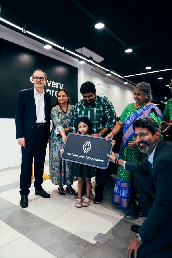 नई रेनो डस्टर की राष्ट्रव्यापी डिलीवरी शुरू: रेनो ग्रुप के सीईओ फ्रैंकोइस प्रोवोस्ट ने पहले ग्राहक को सौंपी चाबी