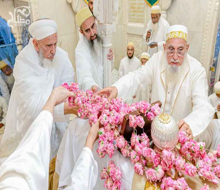 सैय्यदना साहब के दीदार से झलके खुशी से आंसू, घर घर जाकर अनुयायियों से मिले सैय्यदना साहब