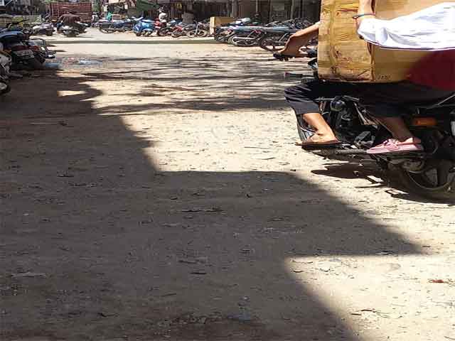 वार्ड 71 की जर्जर सड़के नगर निगम औरजनप्रतिनिधी सवालों के घेरे में