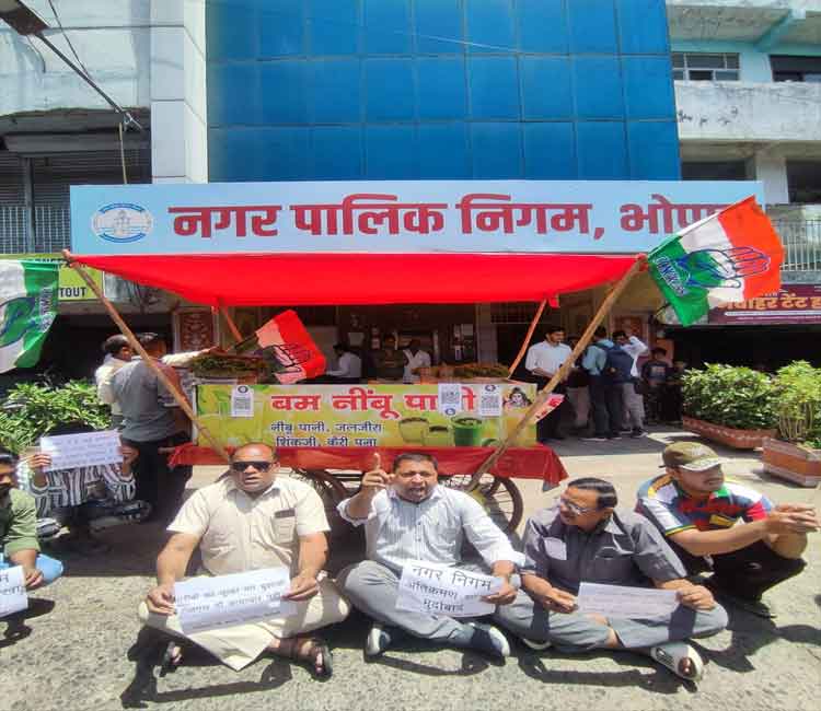 नगर निगम कार्यालय के बाहर कांग्रेस का अनोखा प्रदर्शन, ठेला लगाकर जताया विरोध