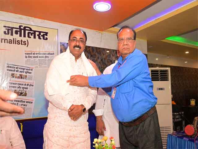 IFWJ सिंगरौली इकाई का भव्य कार्ड वितरण एवं कर्मवीर सम्मान समारोह सम्पन्न