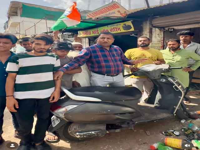 पेट्रोल-डीजल की बढ़ी कीमतों के विरोध में पूल बोगदा पर कांग्रेस का अनोखा प्रदर्शनदो पहिया वाहन कबाड़ में बेचकर जताया विरोध