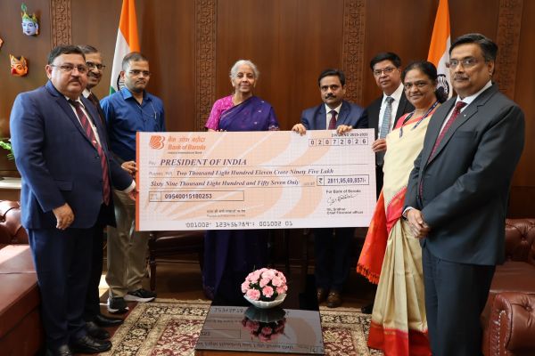 बैंक ऑफ़ बड़ौदा ने माननीय वित्त मंत्री श्रीमती निर्मला सीतारमण को वित्त वर्ष 2025-26 के लिए ₹2,811 करोड़ के लाभांश का चेक प्रदान किया
