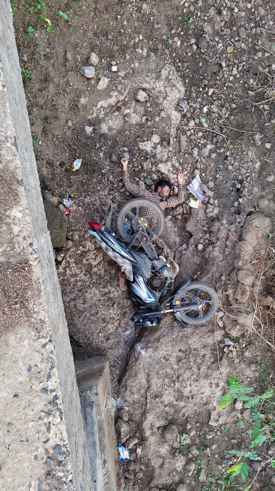 देवरी के इमझिरा में पुलिया पर रेलिंग न होने से जानलेवा हादसा, बाइक समेत नीचे गिरा युवक