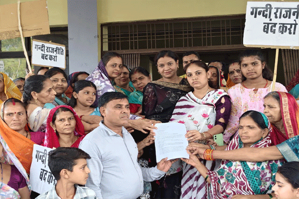 नपा अध्यक्ष पर प्रकरण के विरोध में महिलाओं ने मुख्यमंत्री के नाम ज्ञापन सौपा