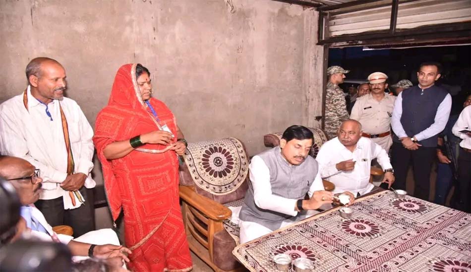 हिल स्टेशन कुकरू पहुंचे सीएम डॉ. मोहन, ग्रामीणों-महिलाओं ने बताया पहले से कितनी बेहतर हुई जिंदगी