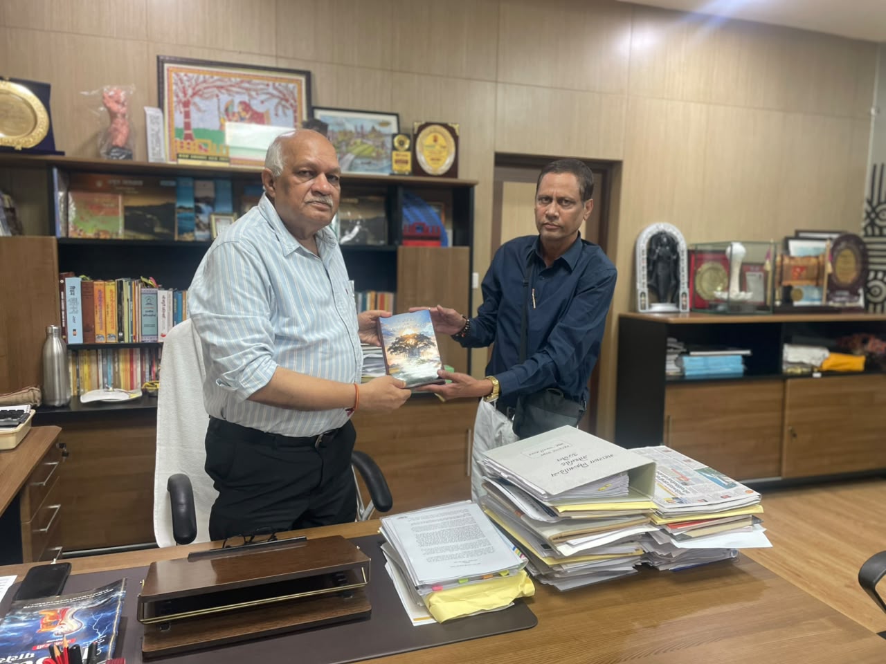 Atul पुरोहित ने की पुस्तक भेंट