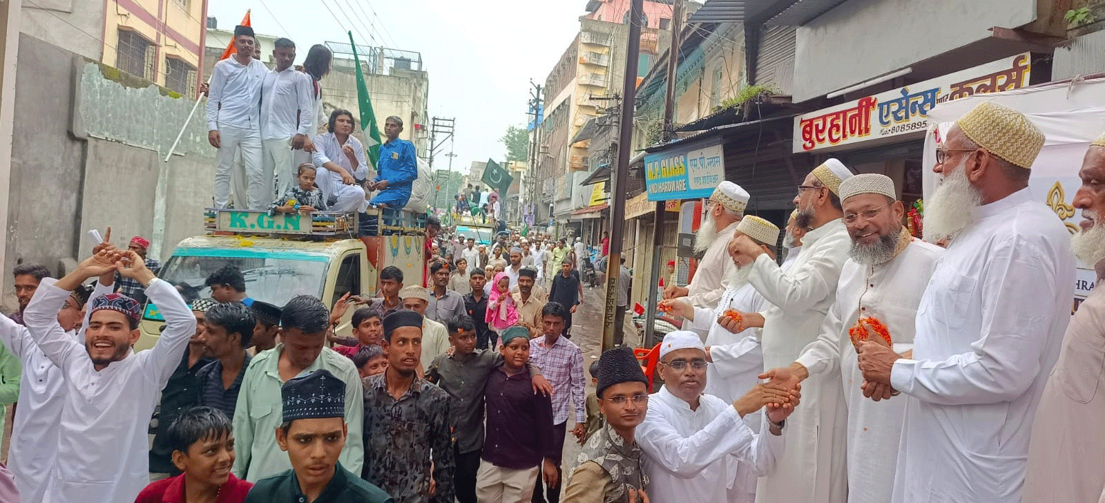 ईद मिलादुन्नबी पर शहर में निकला भव्य जुलूस, बोहरा समाज फूल बरसा कर किया स्वागत