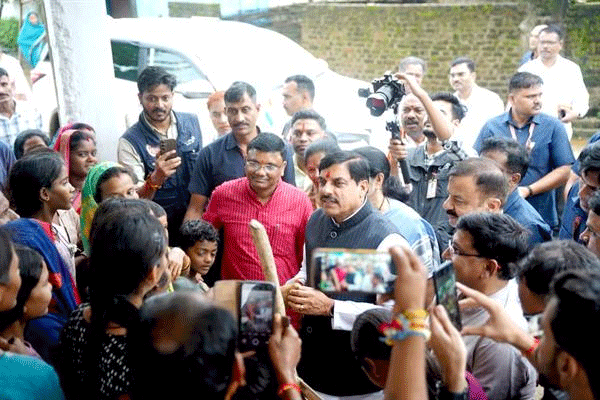 मुख्यमंत्री डॉ. यादव ने कोरका बोन्दारी क्षेत्र में वाहन रुकवाकर किया बच्चों और महिलाओं से आत्मीय संवाद