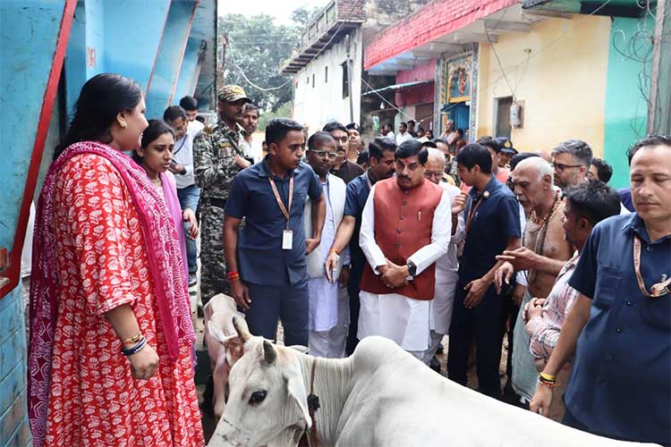 रात्रि में की समीक्षा, सुबह होते ही बाढ़ पीड़ितों के बीच पहुंचे सीएम डॉ. यादव, बांटी राहत सामग्री