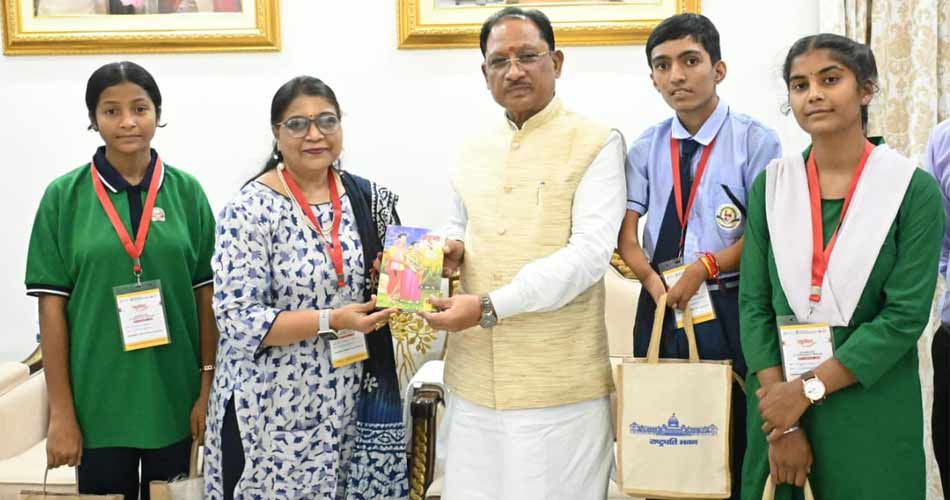 रायपुर : राष्ट्रपति से भेंट कर लौटे प्रतिभावान विद्यार्थियों ने मुख्यमंत्री श्री विष्णु देव साय से की सौजन्य मुलाकात