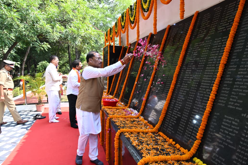 पुलिस स्मृति दिवस पर मुख्यमंत्री ने अमर शहीद जवानों को दी श्रद्धांजलि, शहीद परिवारों का किया सम्मान