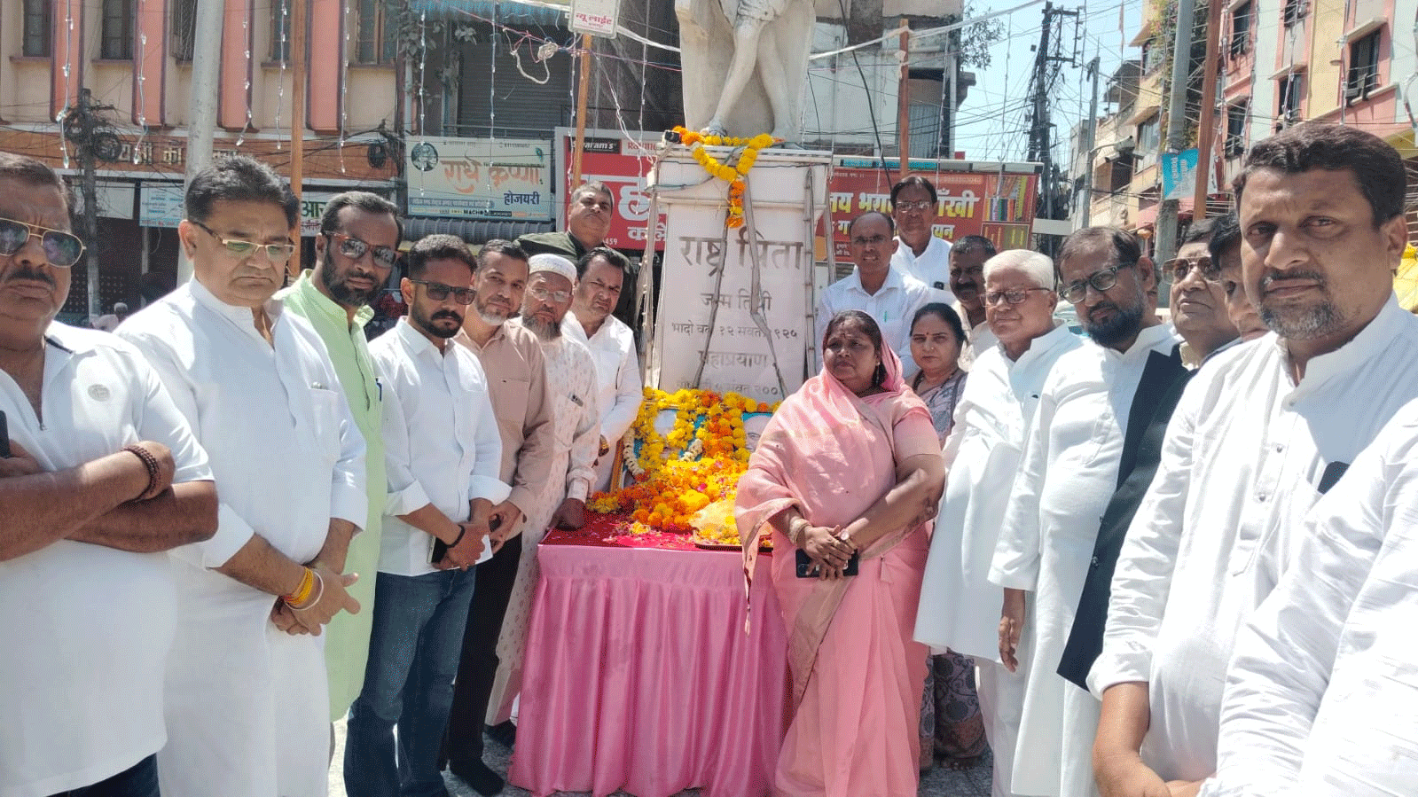 गांधी-शास्त्री जयंती पर कांग्रेस ने दी श्रद्धांजलि, प्रतिमा पर किया माल्यार्पण