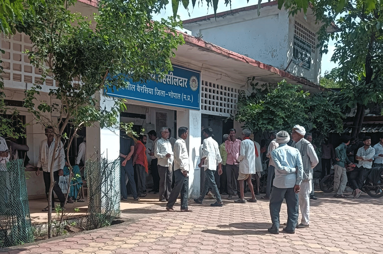 बैरसिया तहसील में बिचौलियों की सक्रियता से किसान काफी परेशान